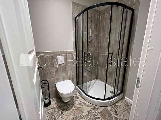 Фасадный дом, реновированный дом, подъездная дорога покрыта брущаткoй, Рига