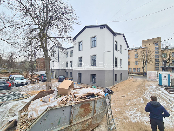 Zeme īpašumā, fasādes māja, renovēta māja, slēgts pagalms, ieeja no pagalma, kāpņu telpa Rīga - foto 11