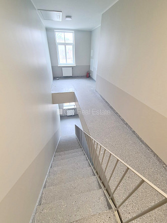 Zeme īpašumā, fasādes māja, renovēta māja, slēgts pagalms, ieeja no pagalma, kāpņu telpa Rīga - foto 7