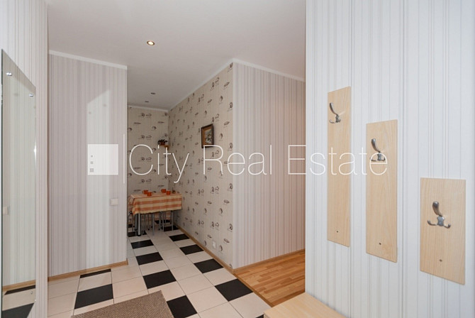 Благоустроенный озеленённый двор, закрытый двор, въездные ворота оснащены Юрмала - изображение 16