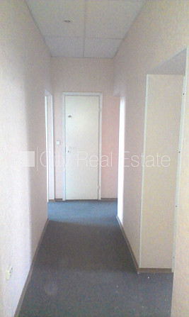 Fasādes māja, ieeja no ielas, kāpņu telpa pēc kosmētiskā remonta, logi vērsti mājas abās Rīga - foto 16