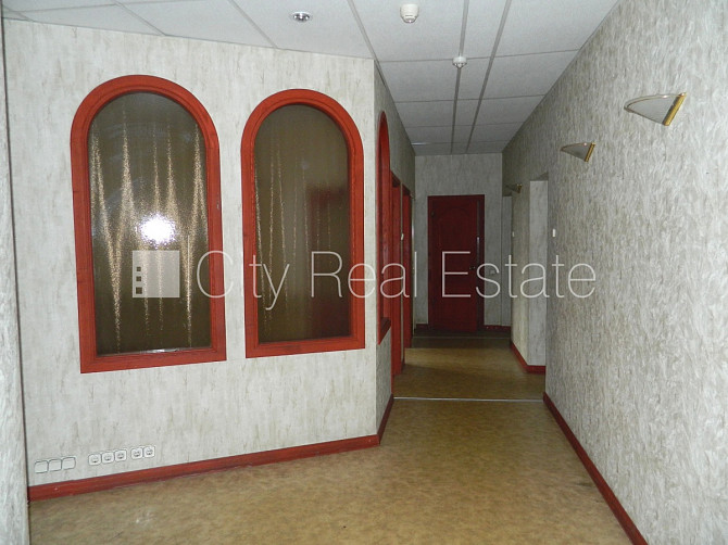 Fasādes māja, ieeja no ielas, kāpņu telpa pēc kosmētiskā remonta, logi vērsti mājas abās Rīga - foto 11