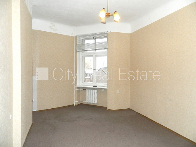 Fasādes māja, ieeja no ielas, kāpņu telpa pēc kosmētiskā remonta, logi vērsti mājas abās Rīga - foto 1