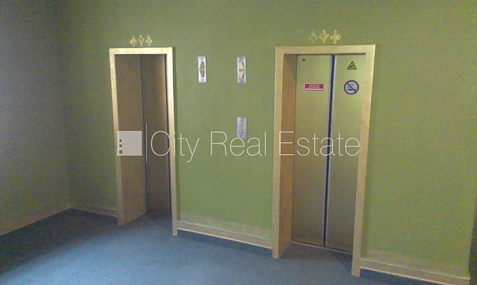 Fasādes māja, ieeja no ielas, kāpņu telpa pēc kosmētiskā remonta, logi vērsti mājas abās Rīga - foto 14