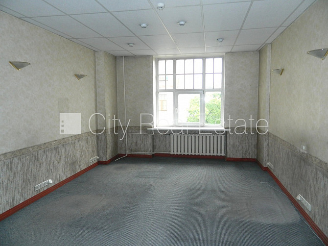 Fasādes māja, ieeja no ielas, kāpņu telpa pēc kosmētiskā remonta, logi vērsti mājas abās Rīga - foto 12