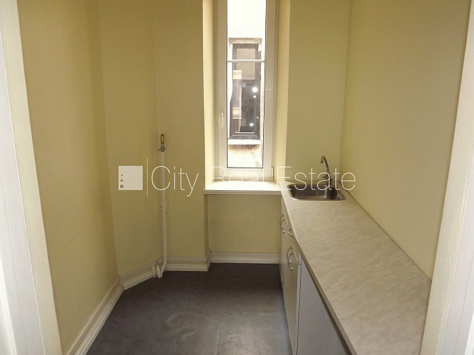 Fasādes māja, renovēta māja, ieeja no ielas, ir lifts, kāpņu telpa pēc kosmētiskā remonta, Rīga - foto 15