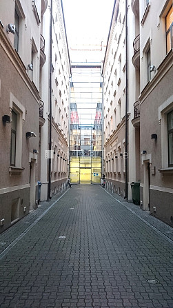 Pagalma māja, renovēta māja, ieeja no ielas, kāpņu telpa pēc kosmētiskā remonta, logi Rīga - foto 12