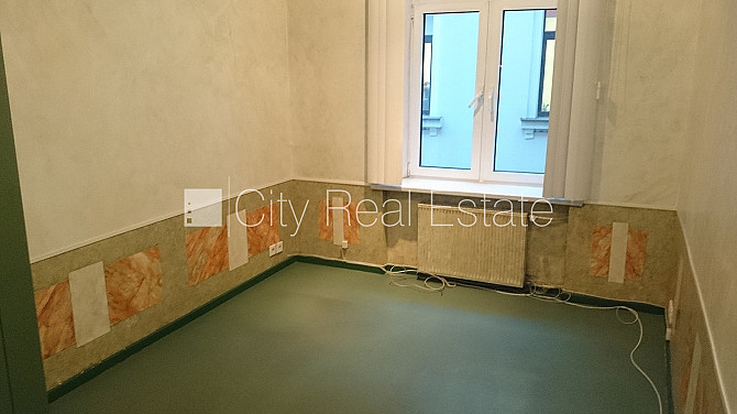 Pagalma māja, renovēta māja, ieeja no ielas, kāpņu telpa pēc kosmētiskā remonta, logi Rīga - foto 2