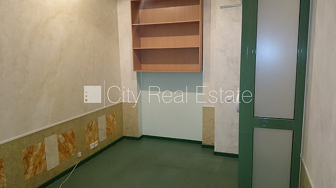 Pagalma māja, renovēta māja, ieeja no ielas, kāpņu telpa pēc kosmētiskā remonta, logi Rīga - foto 3