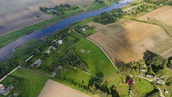 Pārdod zemi ar izbūvētiem pamatiem privātmājai un saimniecības ēkai ainaviskā vietā pie Lielupes.
Pi Бауска и Бауский край