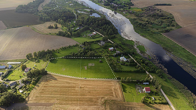 Pārdod zemi ar izbūvētiem pamatiem privātmājai un saimniecības ēkai ainaviskā vietā pie Lielupes.
Pi Бауска и Бауский край - изображение 2