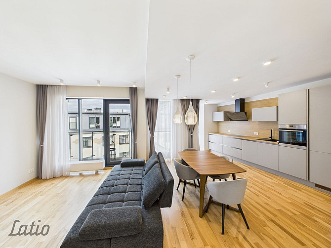 Izīrē modernu 3 istabu dzīvokli Rīgas centrā, Upīša pasāžā.
Dzīvoklis atrodas jaunā projekta mājā, 7 Рига - изображение 3