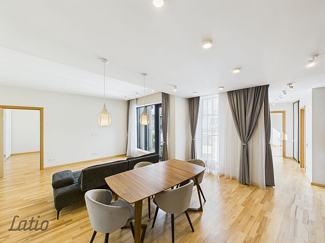 Izīrē modernu 3 istabu dzīvokli Rīgas centrā, Upīša pasāžā.
Dzīvoklis atrodas jaunā projekta mājā, 7 Рига - изображение 2