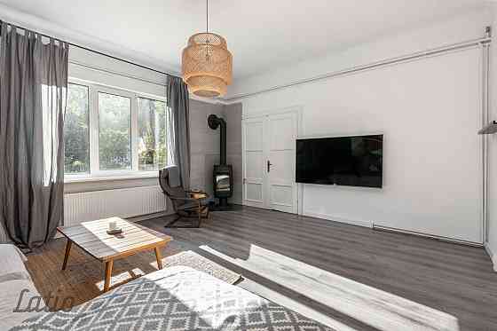 Piedāvājumā plašs, saulains mājas pirmais stāvs lieliskā vietā Codes ielā 58, Bieriņos, blakus parka Рига