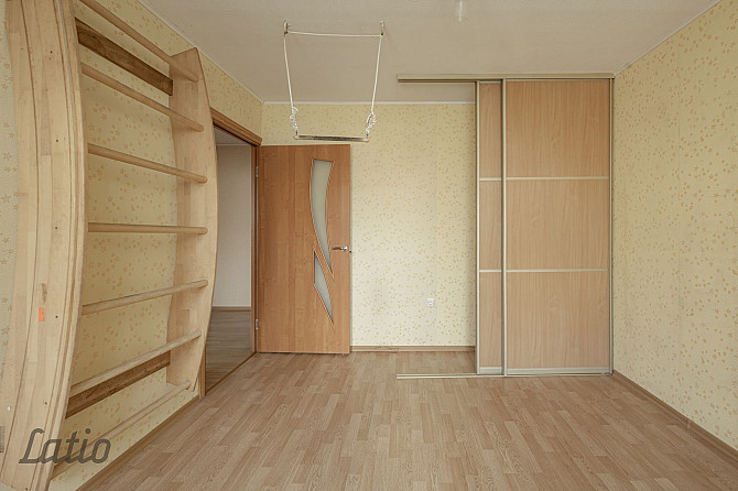 Pārdod plašu un gaišu 3-istabu dzīvokli.

Dzīvokļa plānojums:
- 3 izolētas istabas;
- virtuve;
- van Елгава и Елгавский край - изображение 4