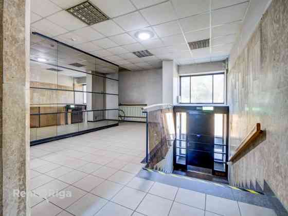 Birojs ar panorāmas skatu uz Dailes teātra skvēru.  Birojs sastāv no vienas lielas telpas 64 kvm pla Rīga