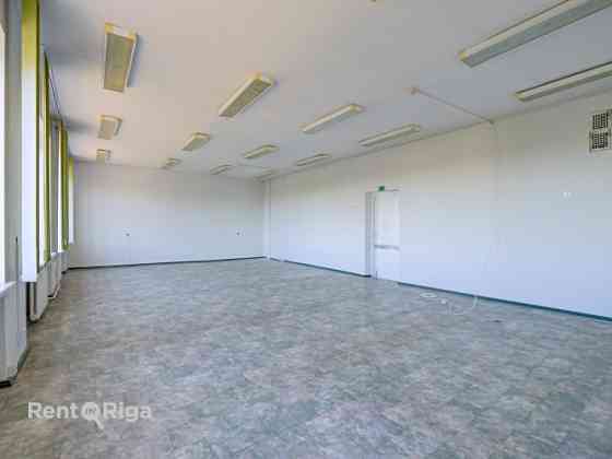 Birojs ar panorāmas skatu uz Dailes teātra skvēru.  Birojs sastāv no vienas lielas telpas 64 kvm pla Rīga