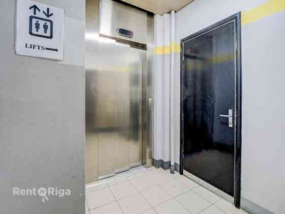 Birojs ar panorāmas skatu uz Dailes teātra skvēru.  Birojs sastāv no vienas lielas telpas 64 kvm pla Rīga