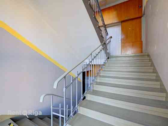 Birojs ar panorāmas skatu uz Dailes teātra skvēru.  Birojs sastāv no vienas lielas telpas 64 kvm pla Rīga