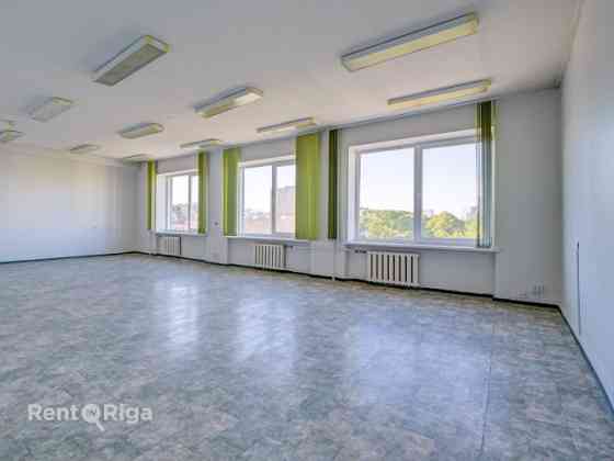 Birojs ar panorāmas skatu uz Dailes teātra skvēru.  Birojs sastāv no vienas lielas telpas 64 kvm pla Rīga