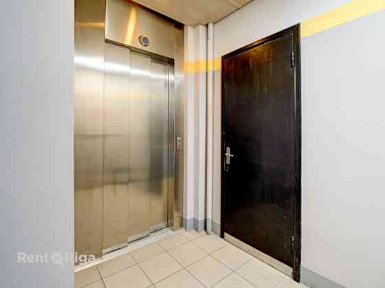 Birojs ar skatu uz Dailes teātra skvēru.  Birojs sastāv no divām (25 + 66 kvm), no kurām lielākā ir  Rīga