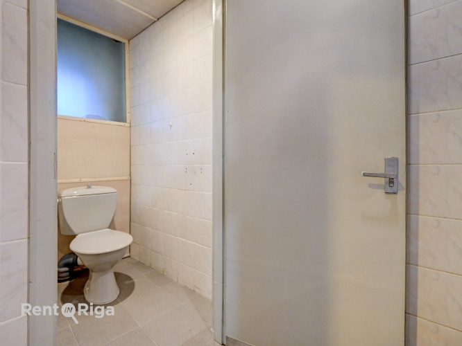 Birojs ar skatu uz Dailes teātra skvēru.  Birojs sastāv no divām (25 + 66 kvm), no kurām Rīga - foto 9