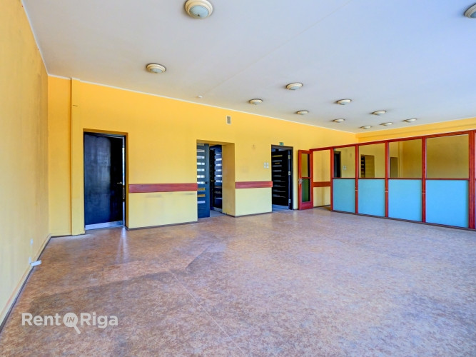 Birojs ar skatu uz Dailes teātra skvēru.  Birojs sastāv no divām (25 + 66 kvm), no kurām Rīga - foto 4