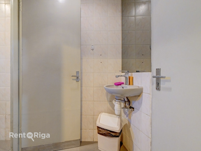 Birojs ar skatu uz Dailes teātra skvēru.  Birojs sastāv no divām (25 + 66 kvm), no kurām Rīga - foto 8