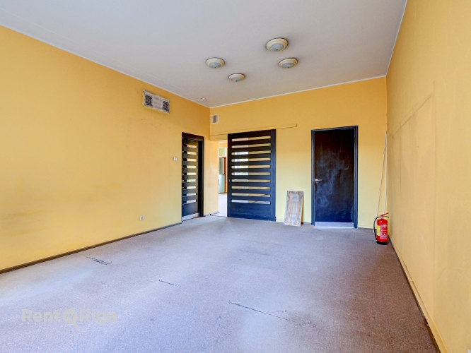 Birojs ar skatu uz Dailes teātra skvēru.  Birojs sastāv no divām (25 + 66 kvm), no kurām Rīga - foto 7