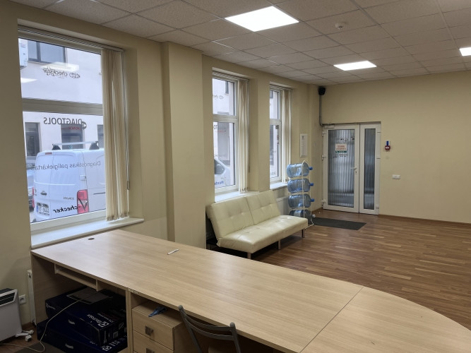 Iznomā biroju telpas.  Telpas var izmantot gan tirdzniecībai, gan biroja vajadzībām.  Telpu Rīga - foto 3