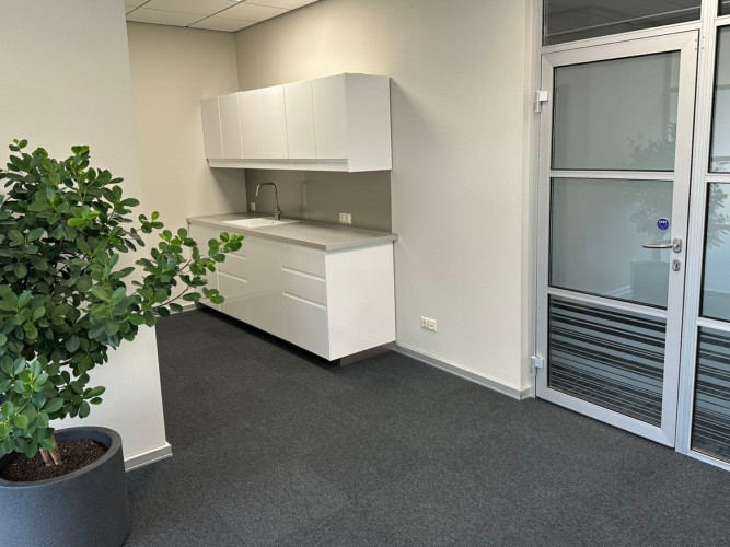 Biroja telpas ar bonusu - tiešo izeju uz terasi!  Jauns birojs mūsdienīgā biroju ēkā. Telpas Rīga - foto 6