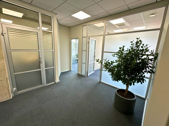 Biroja telpas ar bonusu - tiešo izeju uz terasi!  Jauns birojs mūsdienīgā biroju ēkā. Telpas Rīga - foto 3