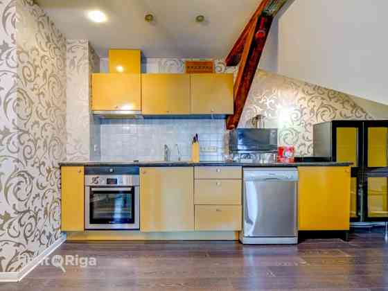 Изысканная двухуровневая квартира в самом центре Риги.  Прямой вид на Памятник Rīga