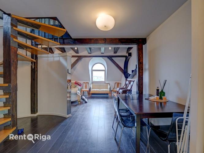 Izsmalcināts divlīmeņu dzīvoklis renovētā ēkā pašā Rīgas sirdī.   Tiešs skatu uz Rīga - foto 1