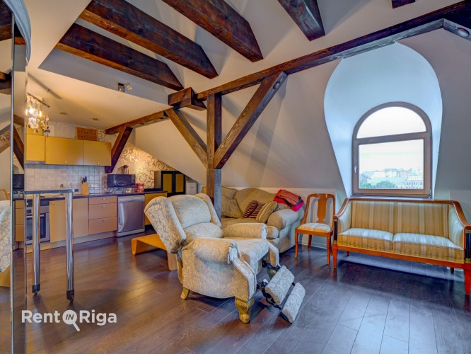 Izsmalcināts divlīmeņu dzīvoklis renovētā ēkā pašā Rīgas sirdī.   Tiešs skatu uz Rīga - foto 3