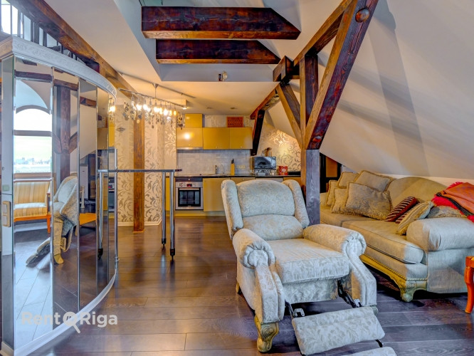 Izsmalcināts divlīmeņu dzīvoklis renovētā ēkā pašā Rīgas sirdī.   Tiešs skatu uz Rīga - foto 4