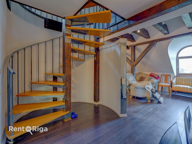 Izsmalcināts divlīmeņu dzīvoklis renovētā ēkā pašā Rīgas sirdī.   Tiešs skatu uz Rīga - foto 2