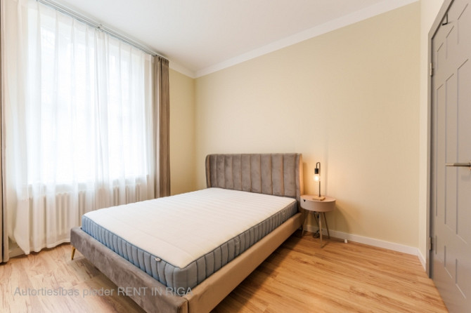 Pilnībā mēbelēts 2-istabu dzīvoklis jūgendstila ēkā Rīgas Centrā.  Krišjāņa Valdemāra Rīga - foto 3