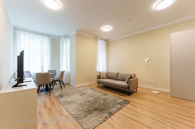 Pilnībā mēbelēts 2-istabu dzīvoklis jūgendstila ēkā Rīgas Centrā.  Krišjāņa Valdemāra Rīga - foto 9