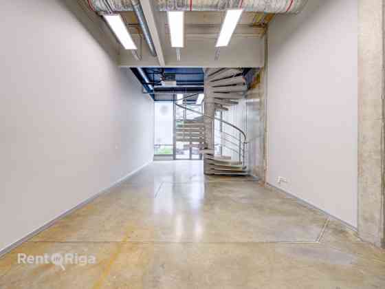 Biroja telpa pirmajā stāvā ar atsevišķu ieeju.  Ieeja no ēkas fasādes. Ēkā pieejami šādi pakalpojumi Rīga
