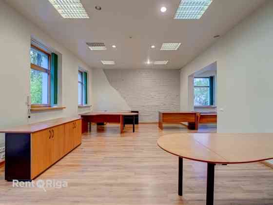 Izīrē biroja telpas privātā un koptā īpašumā.  Piedāvājam nomai biroju klusā un zaļā apkaimē, kur ap Rīga