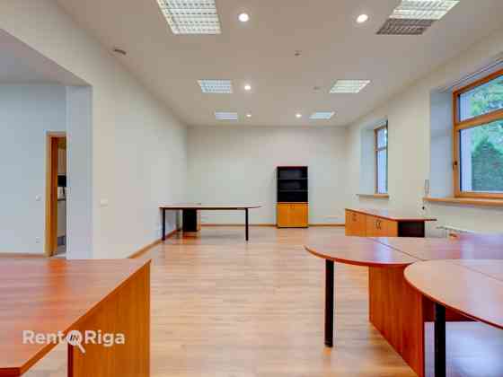 Izīrē biroja telpas privātā un koptā īpašumā.  Piedāvājam nomai biroju klusā un zaļā apkaimē, kur ap Rīga