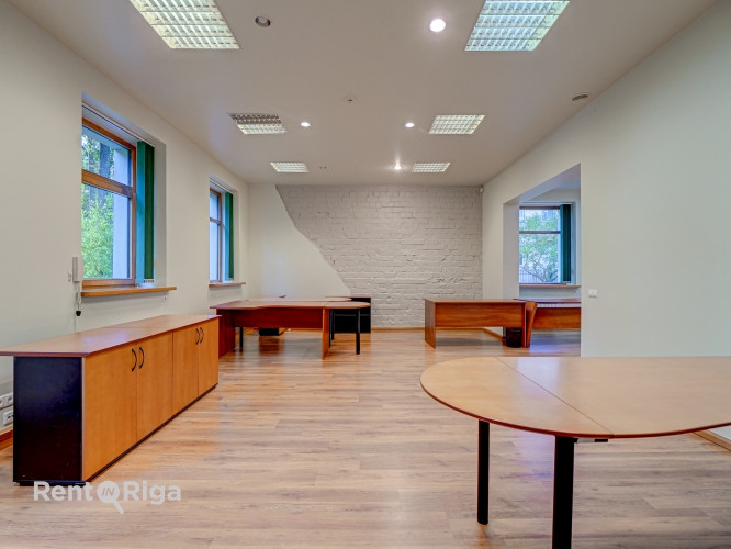 Izīrē biroja telpas privātā un koptā īpašumā.  Piedāvājam nomai biroju klusā un zaļā Rīga - foto 6