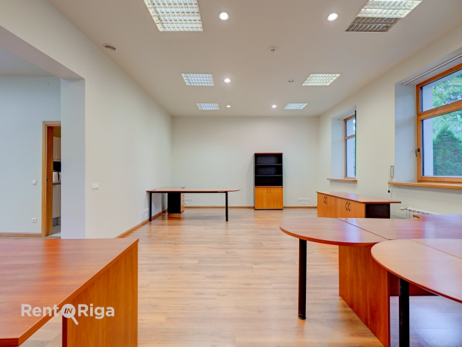Izīrē biroja telpas privātā un koptā īpašumā.  Piedāvājam nomai biroju klusā un zaļā Rīga - foto 4