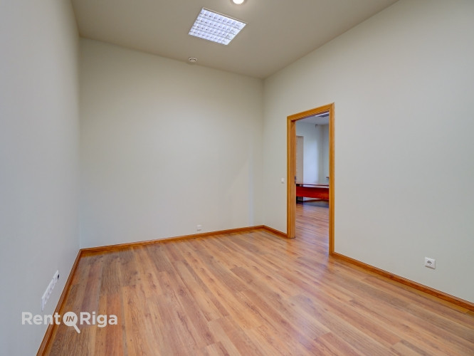 Izīrē biroja telpas privātā un koptā īpašumā.  Piedāvājam nomai biroju klusā un zaļā Rīga - foto 9