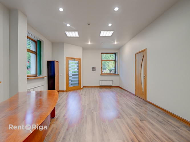 Izīrē biroja telpas privātā un koptā īpašumā.  Piedāvājam nomai biroju klusā un zaļā Rīga - foto 8
