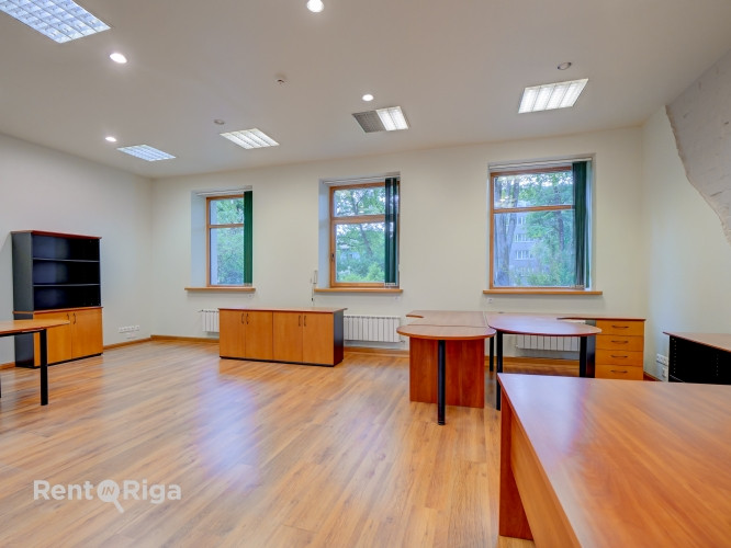 Izīrē biroja telpas privātā un koptā īpašumā.  Piedāvājam nomai biroju klusā un zaļā Rīga - foto 5