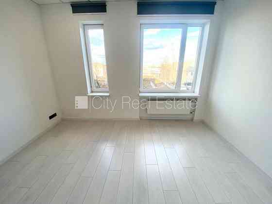 Благоустроенный озеленённый двор, подъездная дорога покрыта брущаткoй, Елгава и Елгавский край