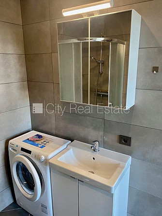 Благоустроенный озеленённый двор, подъездная дорога покрыта брущаткoй, Елгава и Елгавский край - изображение 11