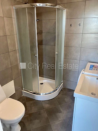 Благоустроенный озеленённый двор, подъездная дорога покрыта брущаткoй, Елгава и Елгавский край - изображение 12